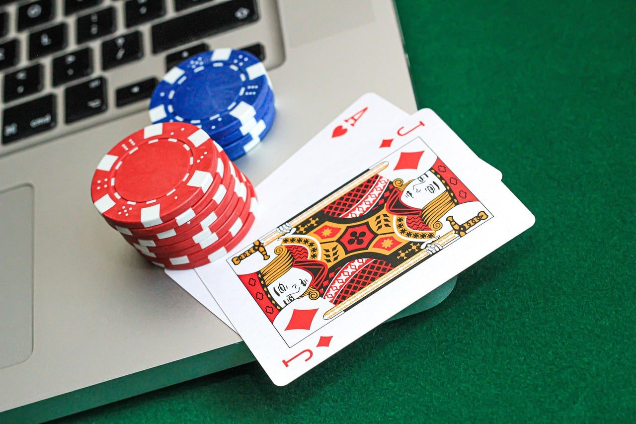 138 slot အွန်လိုင်း ကတ်ဂိမ်းများ Baccarat Dragon Tiger Live Dealer ကစားနေသောမြင်ကွင်း